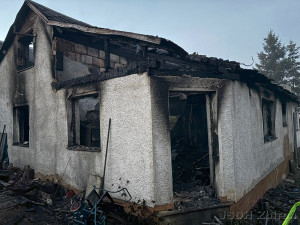 VIDEO: Rodinný domek zasáhl požár, odletující kusy střechy byly slyšet z velké vzdálenosti