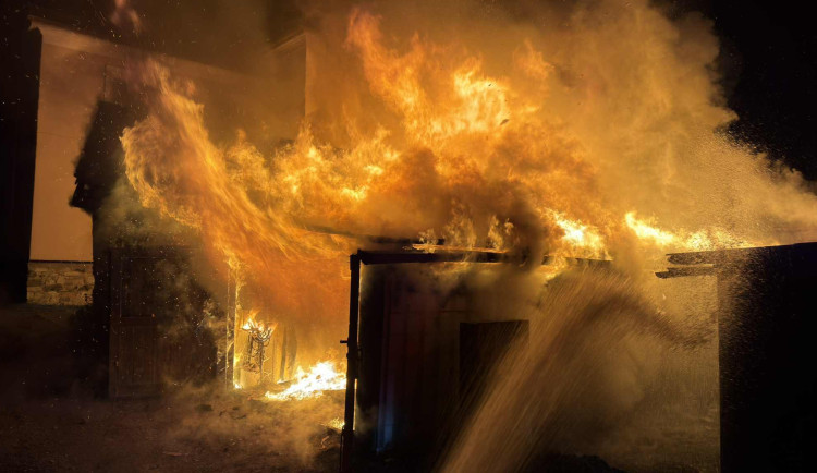 Rozsáhlé požáry v Holici, Hanušovicích a Kozlově. Hasiči měli rušnou noc, jeden člověk se zranil