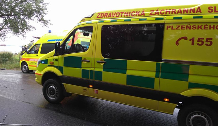 Dva těžce zranění po střetu dvou aut, záchranáři vyhlásili hromadné postižení osob