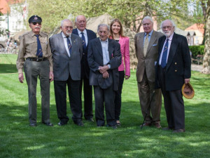 Pavla Kocourková s veterány v Plzni. Zdroj: archiv P. Kocourkové