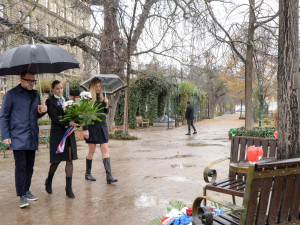 Den boje za svobodu a demokracii uctili Plzeňané hlavně u lavičky Václava Havla