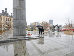 Den boje za svobodu a demokracii uctili Plzeňané hlavně u lavičky Václava Havla