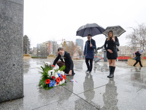 Den boje za svobodu a demokracii uctili Plzeňané hlavně u lavičky Václava Havla