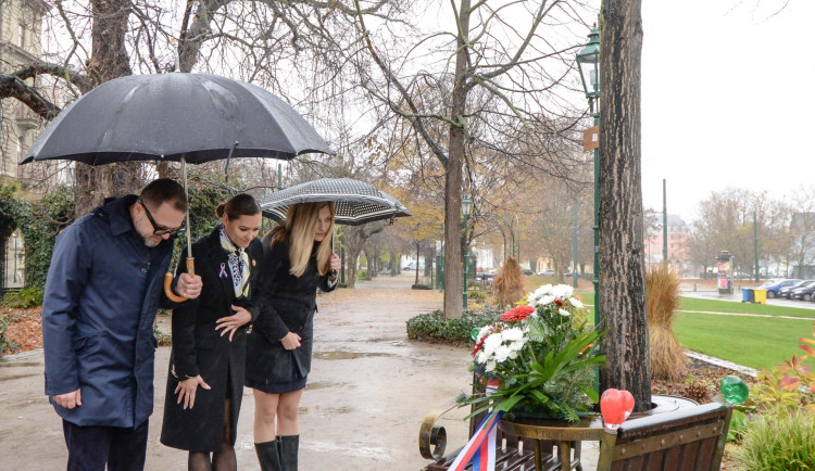 náměstkyně primátora města Plzně Lucie Kantorová, radní města Plzně Světlana Budková a Daniel Kůs u lavičky Václava Havla