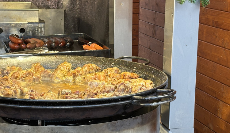 Kolik stojí svařák, bramborák nebo Turbomošt? Drbna zmapovala ceny na Zelňáku