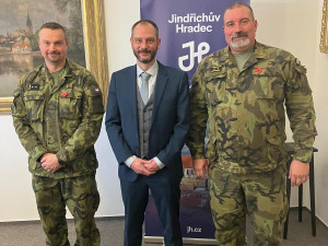 Podpisu memoranda v Jindřichově Hradci se účastnil i velitel 44. lehkého motorizovaného praporu pplk. Jiří Staněk