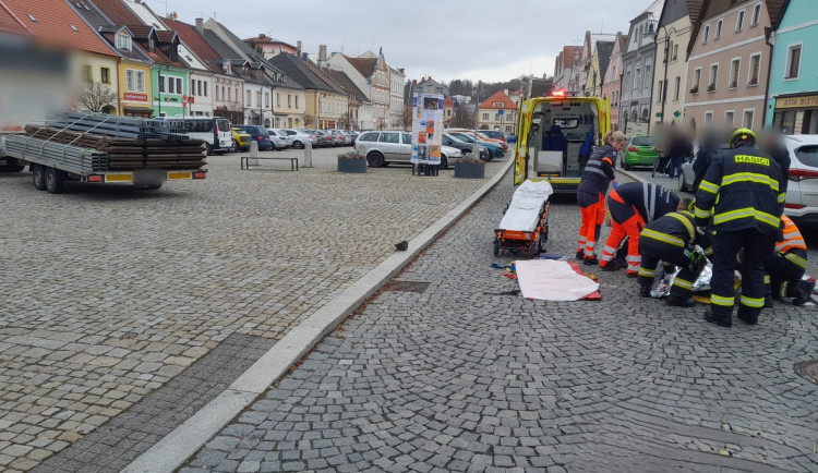 Náklaďák srazil chodce při couvání a způsobil mu velmi těžké zranění