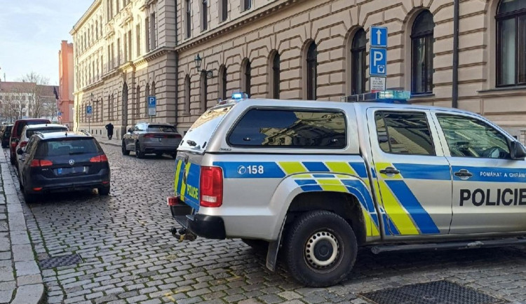 Dívka chtěla zachránit přítele a nahlásila bombu v budově soudu