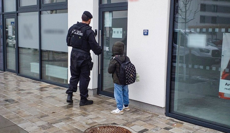 Plačící školák postával před školou. Do kalendáře se doma zapomněli podívat