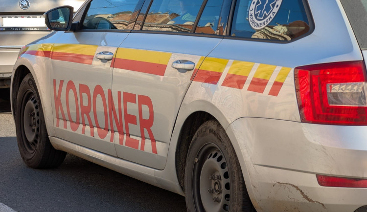 Samovolně rozjeté auto před domem srazilo a na místě usmrtilo svého majitele