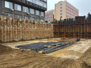 Začala stavba třetí nejvyšší obytné budovy v ČR, speciální jeřáb přijel z Vídně