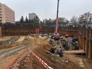 Začala stavba třetí nejvyšší obytné budovy v ČR, speciální jeřáb přijel z Vídně