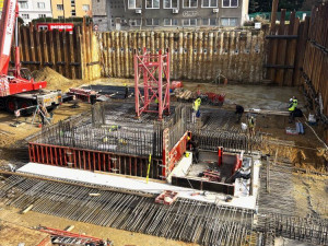 Začala stavba třetí nejvyšší obytné budovy v ČR, speciální jeřáb přijel z Vídně