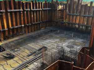 Začala stavba třetí nejvyšší obytné budovy v ČR, speciální jeřáb přijel z Vídně