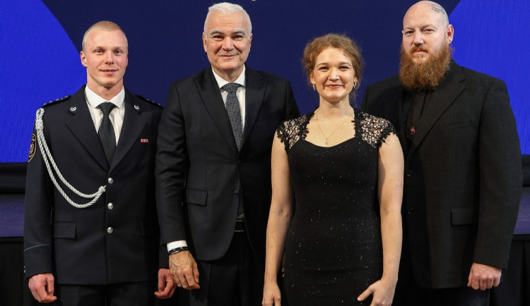 Ocenění za záchranu života zprava Vladimír Těšínský, Hana Koreisová, hejtman Kamal Farhan a Karel Rohm