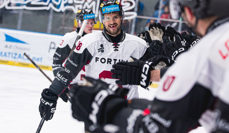 Hokejisté Sparty se po vítězství 4:1 v Hradci Králové dotáhli na vedoucí Třinec