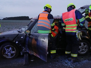 Vážná nehoda osobáku, hasiči museli při vyprošťování řidičky odříznout střechu auta