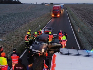 Vážná nehoda osobáku, hasiči museli při vyprošťování řidičky odříznout střechu auta