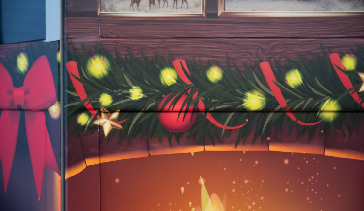 Dopravní podnik zatím uvolnil jako malou ochutnávku jen fotografii detailu polepu vánoční tramvaje