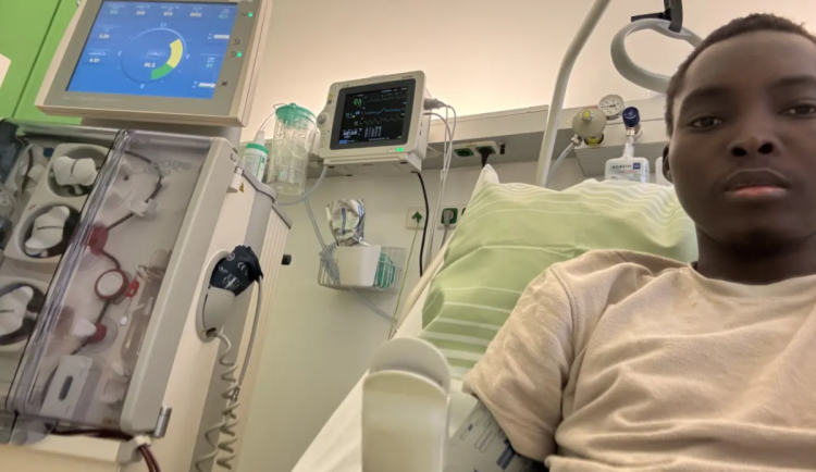 Nemoc obrátila studentovi život vzhůru nohama. Ten v těžké situaci žádá o pomoc