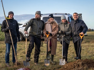 FOTO: Nově vysazený sad v Semněvicích ochrání zdroje pitné vody pro občany