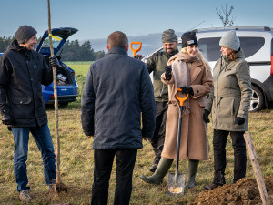 FOTO: Nově vysazený sad v Semněvicích ochrání zdroje pitné vody pro občany