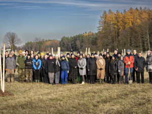 FOTO: Nově vysazený sad v Semněvicích ochrání zdroje pitné vody pro občany