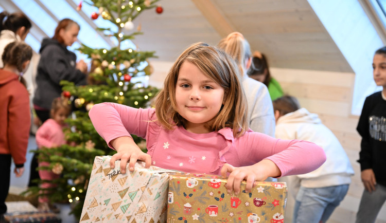 Začíná patnáctý ročník vánoční sbírky Krabice od bot, chce obdarovat 65 tisíc dětí