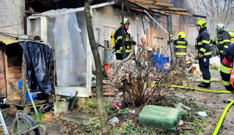 Deset jednotek bojuje s požárem drážního domku. Byl vyhlášený druhý stupeň poplachu