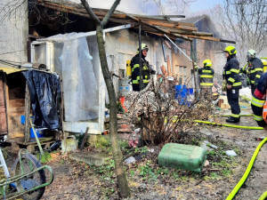 Deset jednotek bojuje s požárem drážního domku. Byl vyhlášený druhý stupeň poplachu