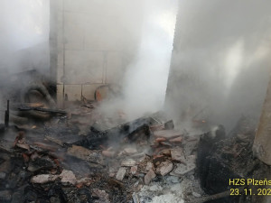 Deset jednotek bojuje s požárem drážního domku. Byl vyhlášený druhý stupeň poplachu