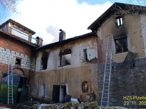 Deset jednotek bojuje s požárem drážního domku. Byl vyhlášený druhý stupeň poplachu