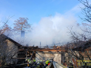 Deset jednotek bojuje s požárem drážního domku. Byl vyhlášený druhý stupeň poplachu