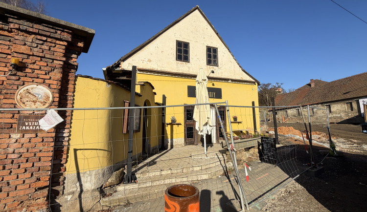 Malebnou kavárnu drtí prodlužovaná oprava ulice. Stojí teď uprostřed staveniště