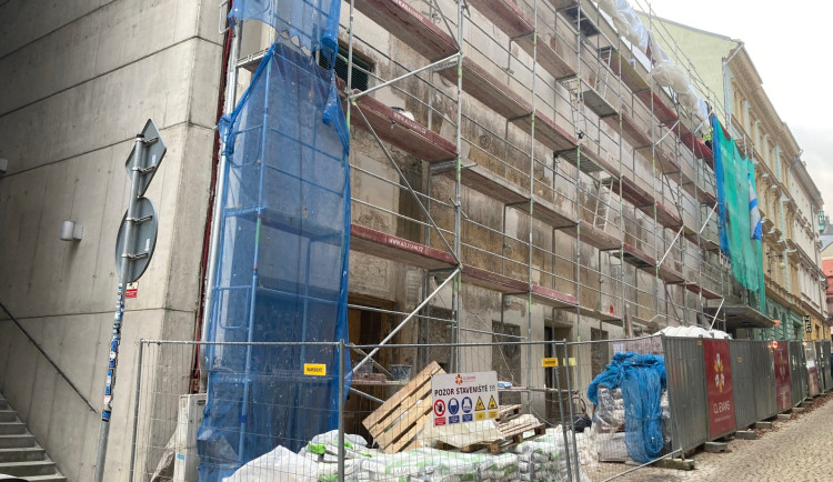 Obnova kina Varšava v Liberci bude delší, fasáda dostane zpět původní omítku