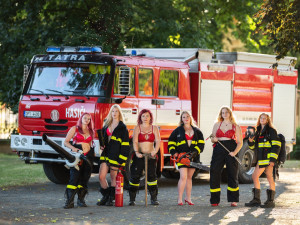 Hasiči se opět pochlubily s pikantním kalendářem, pózovaly u historické techniky