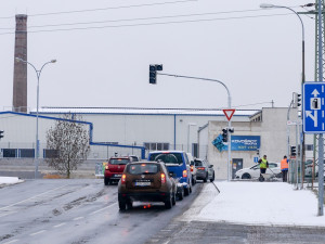 Křižovatka ulic Jateční a Chrástecká má nově semafory. Už se tam se vrátil provoz