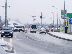 Křižovatka ulic Jateční a Chrástecká má nově semafory. Už se tam se vrátil provoz