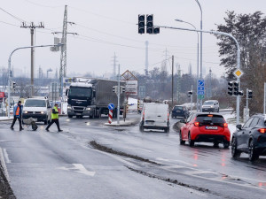 Křižovatka ulic Jateční a Chrástecká má nově semafory. Už se tam se vrátil provoz