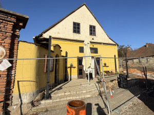 Malebnou kavárnu drtí prodlužovaná oprava ulice. Stojí teď uprostřed staveniště