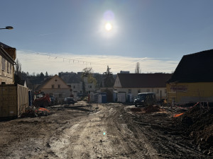 Příchod ke kavárně je dobrodružný