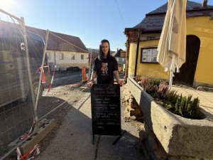Malebnou kavárnu drtí prodlužovaná oprava ulice. Stojí teď uprostřed staveniště