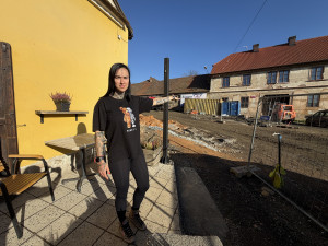 Malebnou kavárnu drtí prodlužovaná oprava ulice. Stojí teď uprostřed staveniště