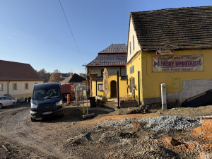 Příchod ke kavárně je dobrodružný