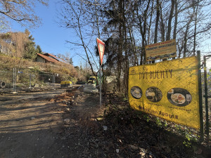 Příchod ke kavárně je dobrodružný