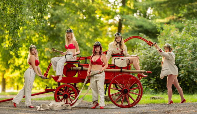 Hasiči se opět pochlubily s pikantním kalendářem, pózovaly u historické techniky