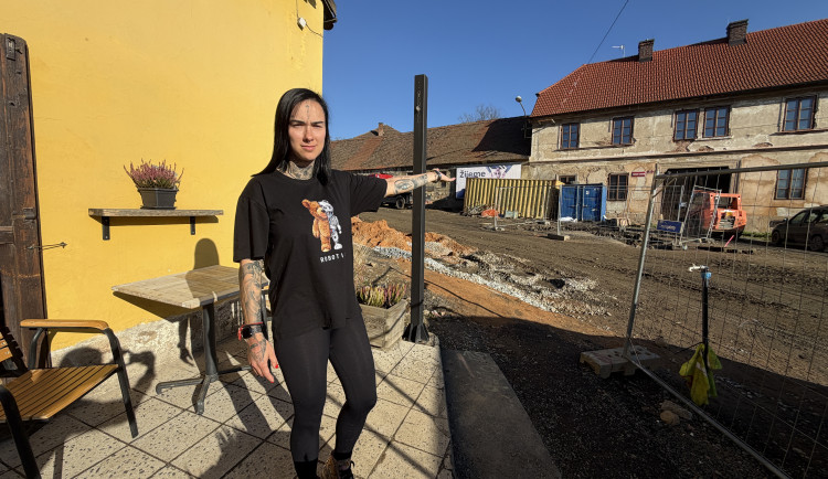 Malebnou kavárnu drtí prodlužovaná oprava ulice. Stojí teď uprostřed staveniště