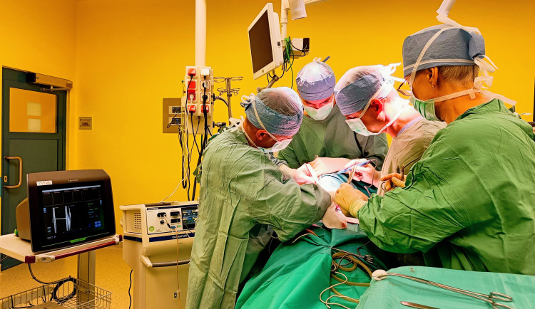 Jičínská nemocnice zavádí neuromonitoraci. Nový přístroj chrání pacienty při operacích