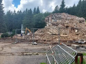 Samotný hotel byl zbourán v roce 2021