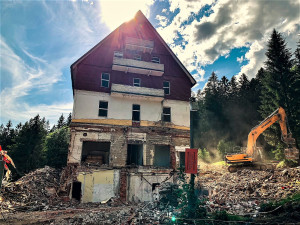 Samotný hotel byl zbourán v roce 2021